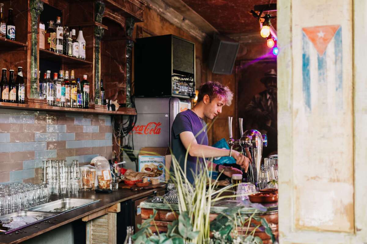 Barman_aan_het_tappen.JPG