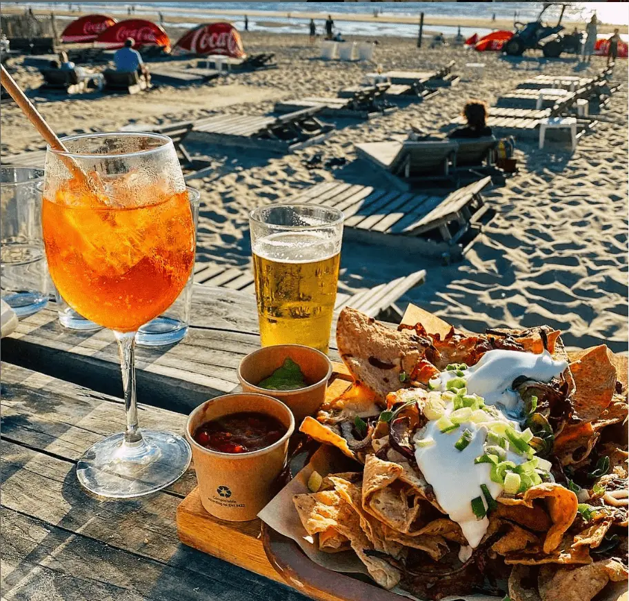 nachos-en-aperol-op-strand